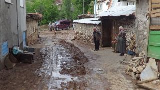 Sandıklı’nın Yavaşlar köyünde aşırı yağış su taşkını ve sele neden oldu