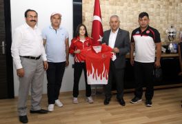 Avrupa 3.’sü Eda Nur Ersoy, Belediye Başkanı Mehmet Zeybek’i ziyaret etti