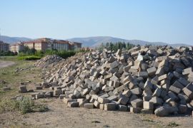 Şuhut Belediyesinden parke taşlarına alanlara uyarı