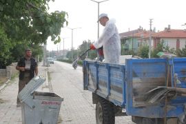 Şuhut’ta çöp bidonları dezenfekte ediliyor
