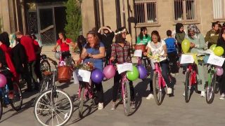 Sandıklı’da süslü kadınlar bisiklet turu düzenlendi