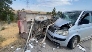Minibüsün traktöre arkadan çarptığı kazada 7 kişi yaralandı